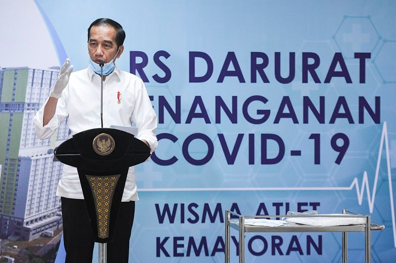 <p>Presiden Joko Widodo memberikan keterangan pers saat meninjau Rumah Sakit Darurat Penanganan COVID-19 Wisma Atlet Kemayoran, Jakarta, Senin (23/3/2020). Presiden Joko Widodo memastikan Rumah Sakit Darurat Penanganan COVID-19 Wisma Atlet Kemayoran siap digunakan untuk menangani 3.000 pasien. ANTARA FOTO/Hafidz Mubarak A/Pool/aww.</p>
