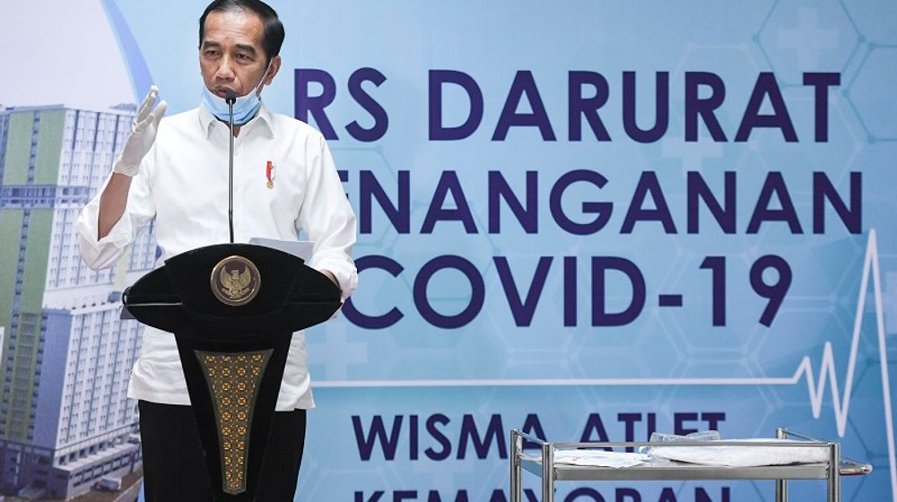 <p>Presiden Joko Widodo memberikan keterangan pers saat meninjau Rumah Sakit Darurat Penanganan COVID-19 Wisma Atlet Kemayoran, Jakarta, Senin (23/3/2020). Presiden Joko Widodo memastikan Rumah Sakit Darurat Penanganan COVID-19 Wisma Atlet Kemayoran siap digunakan untuk menangani 3.000 pasien. ANTARA FOTO/Hafidz Mubarak A/Pool/aww.</p>