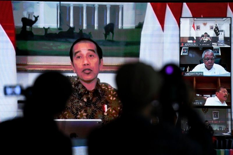 <p>Layar menampilkan rapat terbatas (ratas) melalui konferensi video yang dipimpin Presiden Joko Widodo dari Istana Bogor di ruang wartawan Istana Kepresidenan, Jakarta, Senin (30/3/2020). Presiden Joko Widodo memimpin dua ratas yakni antisipasi mudik lebaran dalam mencegah penyebaran COVID-19 dan laporan Tim Gugus Tugas Covid-19. ANTARA FOTO/Hafidz Mubarak A/foc.</p>
