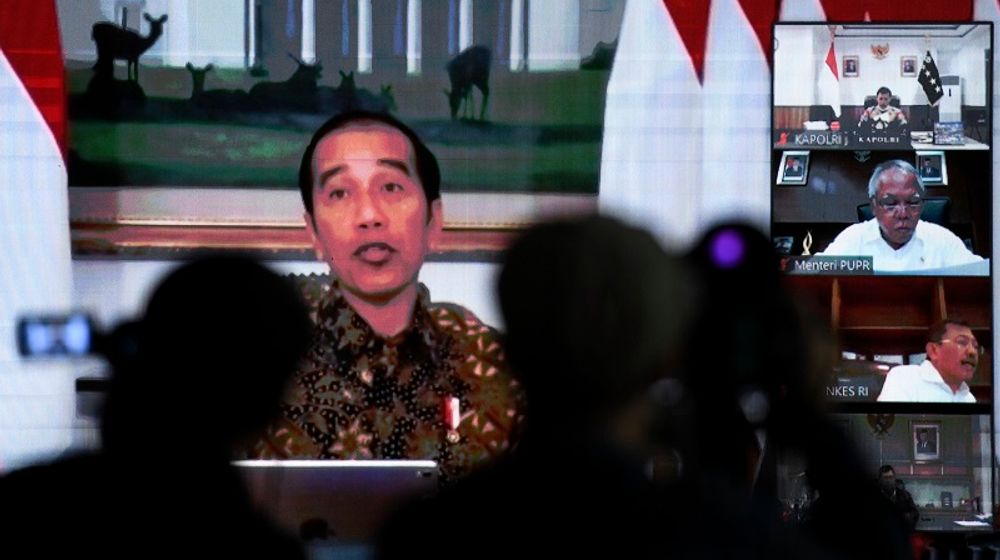 <p>Layar menampilkan rapat terbatas (ratas) melalui konferensi video yang dipimpin Presiden Joko Widodo dari Istana Bogor di ruang wartawan Istana Kepresidenan, Jakarta, Senin (30/3/2020). Presiden Joko Widodo memimpin dua ratas yakni antisipasi mudik lebaran dalam mencegah penyebaran COVID-19 dan laporan Tim Gugus Tugas Covid-19. ANTARA FOTO/Hafidz Mubarak A/foc.</p>
