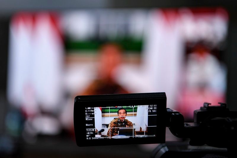 <p>Layar menampilkan rapat terbatas (ratas) melalui konferensi video yang dipimpin Presiden Joko Widodo dari Istana Bogor di ruang wartawan Istana Kepresidenan, Jakarta, Senin (30/3/2020). Presiden Joko Widodo memimpin dua ratas yakni antisipasi mudik lebaran dalam mencegah penyebaran COVID-19 dan laporan Tim Gugus Tugas Covid-19. ANTARA FOTO/Hafidz Mubarak A/foc.</p>
