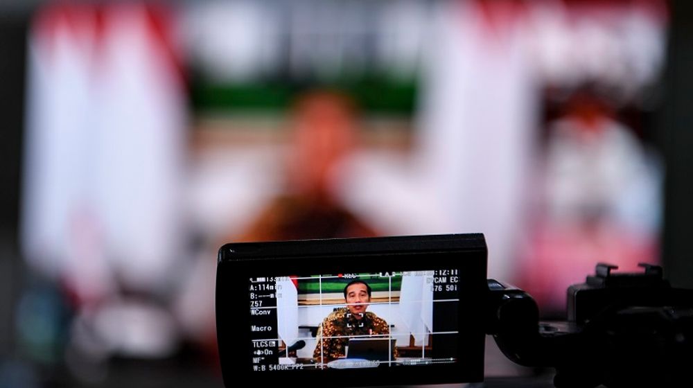 <p>Layar menampilkan rapat terbatas (ratas) melalui konferensi video yang dipimpin Presiden Joko Widodo dari Istana Bogor di ruang wartawan Istana Kepresidenan, Jakarta, Senin (30/3/2020). Presiden Joko Widodo memimpin dua ratas yakni antisipasi mudik lebaran dalam mencegah penyebaran COVID-19 dan laporan Tim Gugus Tugas Covid-19. ANTARA FOTO/Hafidz Mubarak A/foc.</p>