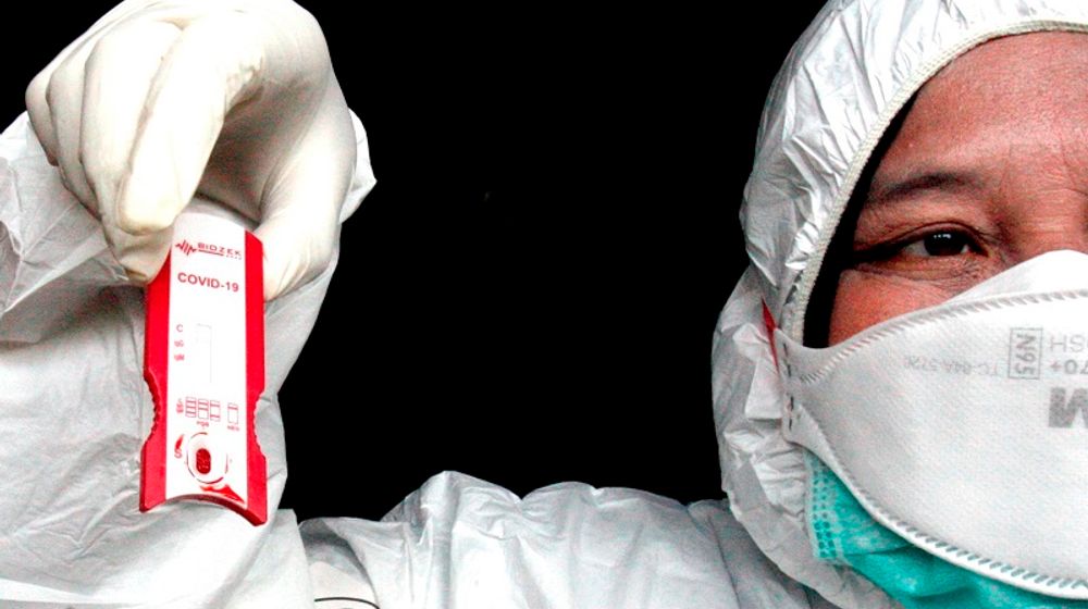 <p>Petugas Dinas Kesehatan Kabupaten Bogor menunjukkan hasil tes cepat (rapid test) pendektesian COVID-19 kepada orang dalam pengawasan (ODP) di Bogor, Jawa Barat, Minggu (22/3/2020). Tes tersebut diperuntukan bagi peserta Seminar Anti Riba yang berlangsung di Babakan Madang Kabupaten Bogor pada 25-28 Februari 2020, dimana dua orang peserta seminar tersebut meninggal dunia di Solo Jawa Tengah akibat COVID-19. ANTARA FOTO/Yulius Satria Wijaya/aww.</p>
