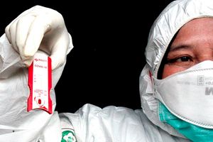 <p>Petugas Dinas Kesehatan Kabupaten Bogor menunjukkan hasil tes cepat (rapid test) pendektesian COVID-19 kepada orang dalam pengawasan (ODP) di Bogor, Jawa Barat, Minggu (22/3/2020). Tes tersebut diperuntukan bagi peserta Seminar Anti Riba yang berlangsung di Babakan Madang Kabupaten Bogor pada 25-28 Februari 2020, dimana dua orang peserta seminar tersebut meninggal dunia di Solo Jawa Tengah akibat COVID-19. ANTARA FOTO/Yulius Satria Wijaya/aww.</p>
