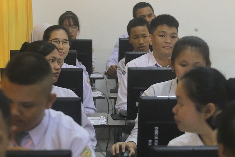 <p>Siswa Sekolah Menengah Kejuruan (SMK) mengikuti Ujian Nasional Berbasis Komputer (UNBK) di SMKN 1  Pangkalpinang, Kepulauan Bangka Belitung, Senin (16/3/2020). UNBK di Pangkalpinang tetap berjalan sesuai jadwal. ANTARA FOTO/Anindira Kintara/Lmo/ama.</p>
