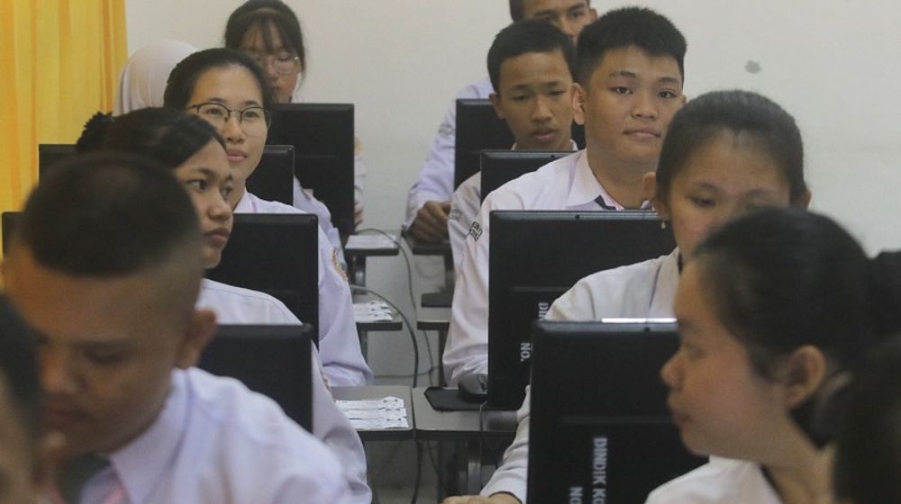 Siswa Sekolah Menengah Kejuruan (SMK) mengikuti Ujian Nasional Berbasis Komputer (UNBK) di SMKN 1  Pangkalpinang, Kepulauan Bangka Belitung, Senin (16/3/2020). UNBK di Pangkalpinang tetap berjalan sesuai jadwal.