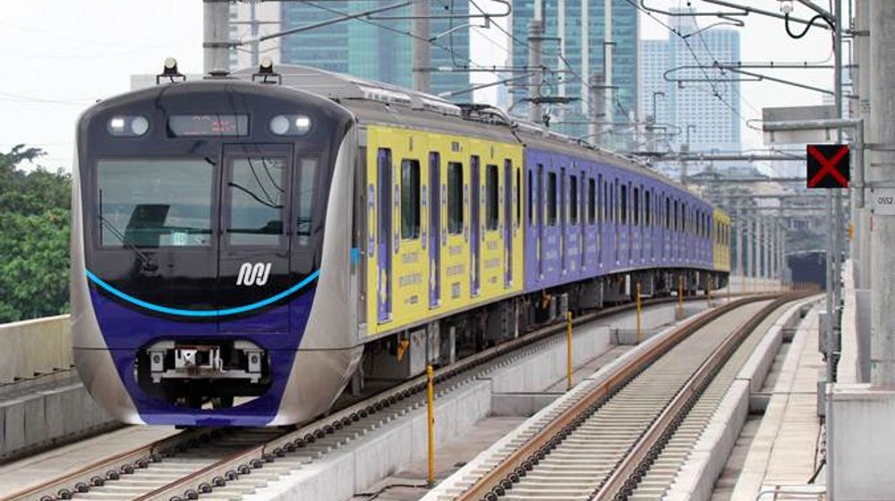 <p>Kereta Moda Raya Terpadu (MRT) melintas di Stasiun CSW</p>
