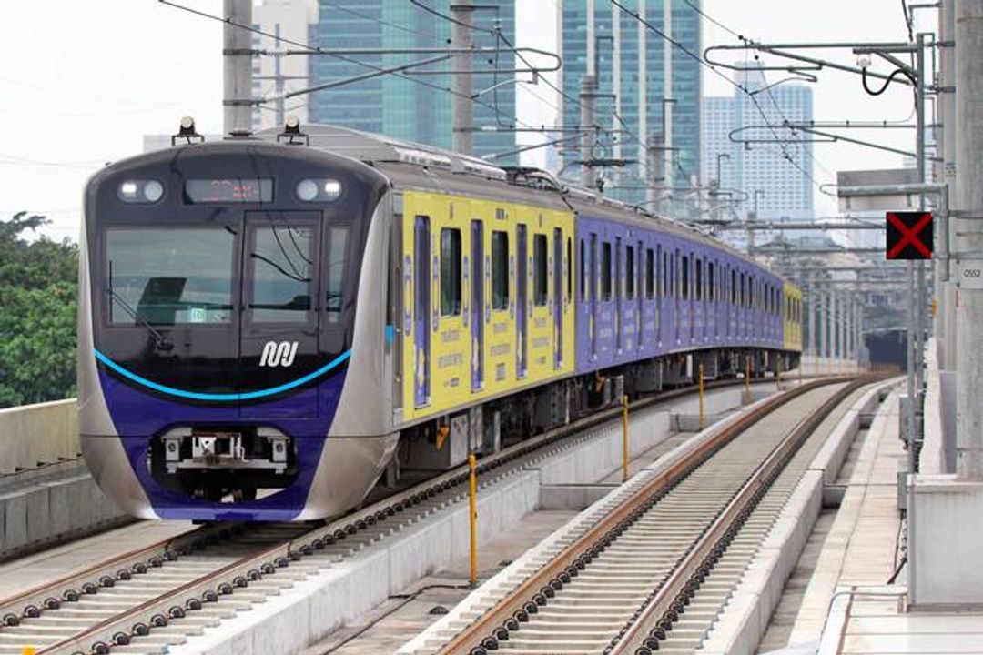 <p>Kereta Moda Raya Terpadu (MRT) melintas di Stasiun CSW</p>
