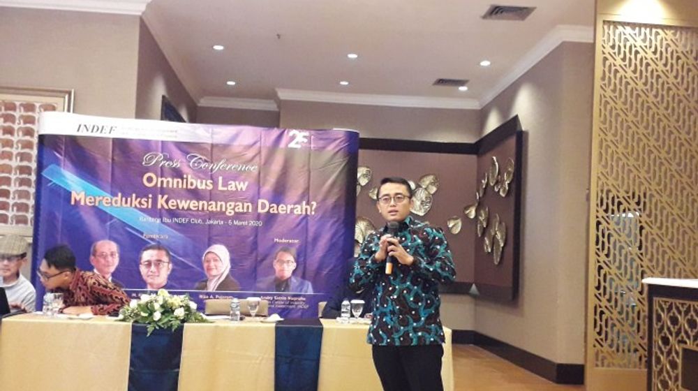 <p>Riza Pujarama , peneliti INDEF (berdiri) saat konferensi pers Jumat 6 Maret 2020/Trenasia</p>
