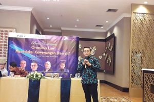 <p>Riza Pujarama , peneliti INDEF (berdiri) saat konferensi pers Jumat 6 Maret 2020/Trenasia</p>
