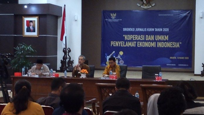 <p>Leonardo Theosubrata, Direktur Utama Smesco saat memberikan paparannya dalam Forum diskusi KUMKM Penyelamat Ekonomi Indonesia di Kementerian Koperasi dan UKM, Jumat (13/3)/ TrenAsia</p>
