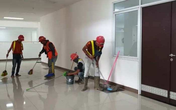 <p>Pekerja bekerja keras menyiapkan RS Darurat Penanganan COVID-19/ Ditjen Perumahan Kementerian PUPR</p>
