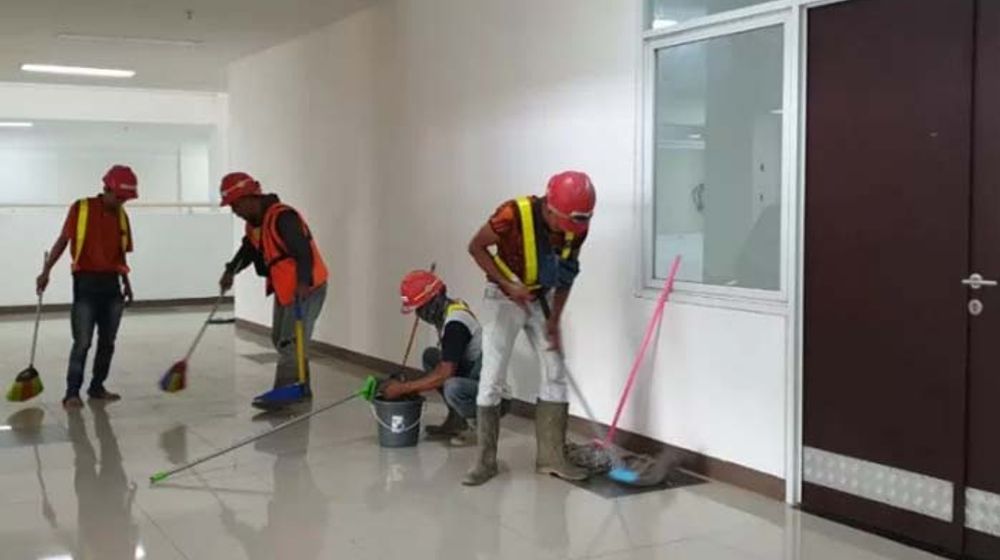 <p>Pekerja bekerja keras menyiapkan RS Darurat Penanganan COVID-19/ Ditjen Perumahan Kementerian PUPR</p>
