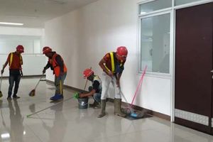 <p>Pekerja bekerja keras menyiapkan RS Darurat Penanganan COVID-19/ Ditjen Perumahan Kementerian PUPR</p>
