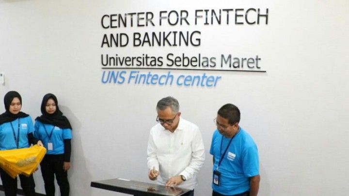 <p>Ketua Dewan Komisioner OJK Wimboh Santoso meresmikan UNS Fintech Center</p>
