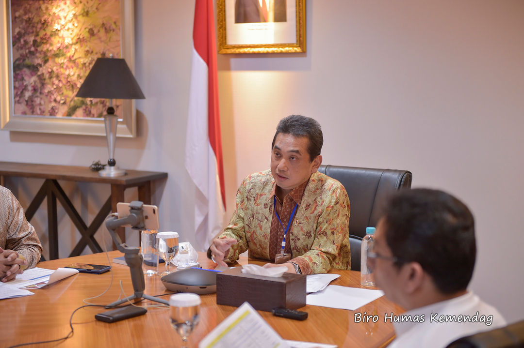 <p>Menteri Perdagangan, Agus Suparmanto dalam konferensi video mengenai harga dan ketersediaan barang kebutuhan pokok terhadap ancaman penyebaran COVID-19 di Kantor Kementerian Perdagangan, Jakarta, Selasa 18 Maret 2020. (Sumber: https://www.kemendag.go.id/)</p>
