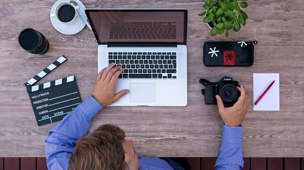 <p>Ilustrasi work from home (WFH) alias bekerja dari rumah. / Pixabay</p>
