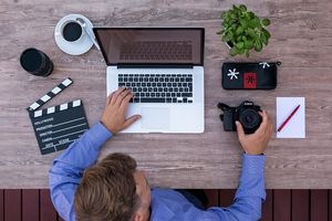 <p>Ilustrasi work from home (WFH) alias bekerja dari rumah. / Pixabay</p>
