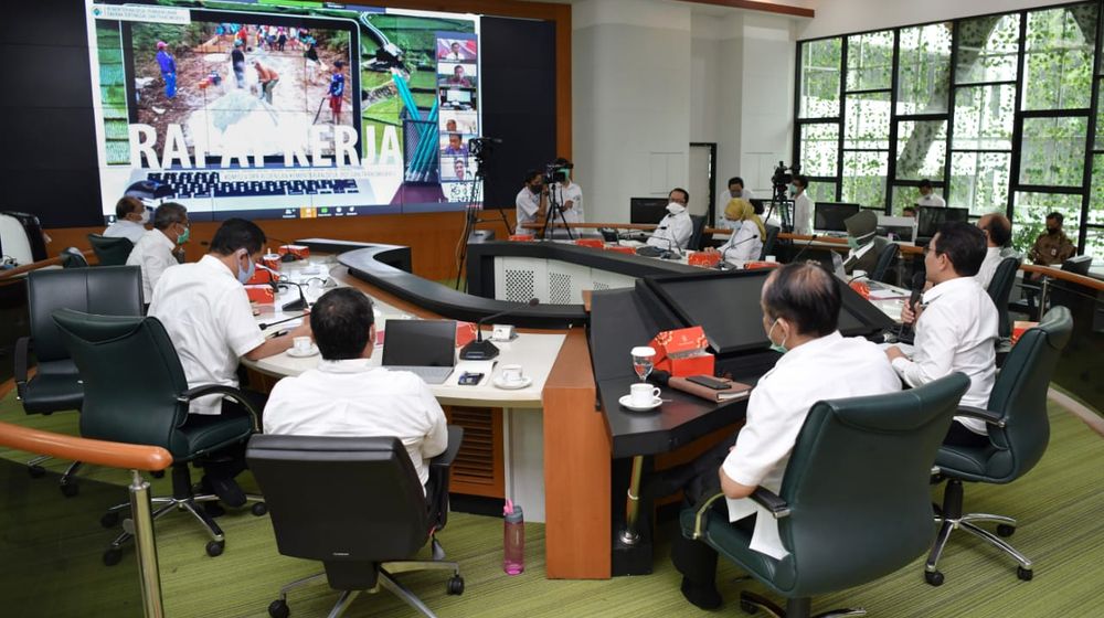 <p>Kementerian Desa, Pembangunan Daerah Tertinggal dan Transmigrasi melakukan rapat virtual dengan Komisi V DPR, Selasa, 21 April 2020. Sumber: kemendesa.go.id</p>
