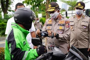 <p>Kakorlantas Polri Irjen Istiono Saat Operasi Keselamatan dan Pencegahan Penyebaran Virus Covid-19 / Foto Liputan6.com</p>
