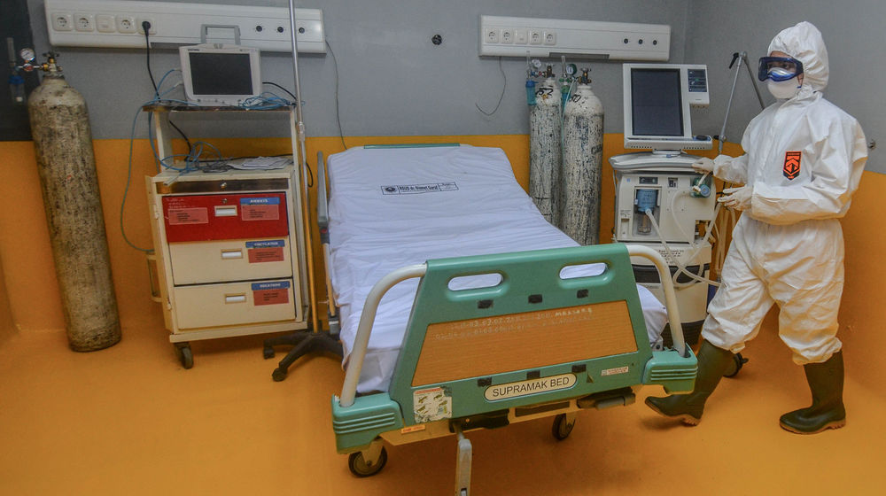 <p>Petugas medis unit gawat darurat Melasari, menunjukkan ruang isolasi untuk pasien virus corona atau Covid-19 di Rumah Sakit Umum Daerah (RSUD) Dr Slamet, Kabupaten Garut, Jawa Barat, Selasa (3/3/2020). RSUD Dr Slamet Garut merupakan rumah sakit rujukan bagi pasien virus corona di Jabar, dengan menyediakan satu ruang isolasi dan 29 dokter beserta puluhan perawat. ANTARA FOTO/Adeng Bustomi/aww.</p>
