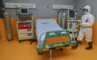 <p>Petugas medis unit gawat darurat Melasari, menunjukkan ruang isolasi untuk pasien virus corona atau Covid-19 di Rumah Sakit Umum Daerah (RSUD) Dr Slamet, Kabupaten Garut, Jawa Barat, Selasa (3/3/2020). RSUD Dr Slamet Garut merupakan rumah sakit rujukan bagi pasien virus corona di Jabar, dengan menyediakan satu ruang isolasi dan 29 dokter beserta puluhan perawat. ANTARA FOTO/Adeng Bustomi/aww.</p>
