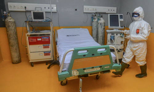 <p>Petugas medis unit gawat darurat Melasari, menunjukkan ruang isolasi untuk pasien virus corona atau Covid-19 di Rumah Sakit Umum Daerah (RSUD) Dr Slamet, Kabupaten Garut, Jawa Barat, Selasa (3/3/2020). RSUD Dr Slamet Garut merupakan rumah sakit rujukan bagi pasien virus corona di Jabar, dengan menyediakan satu ruang isolasi dan 29 dokter beserta puluhan perawat. ANTARA FOTO/Adeng Bustomi/aww.</p>