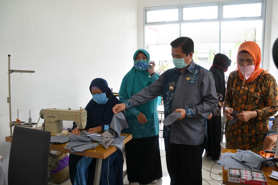 Walikota Banjarmasin dan ketua ibu PKK meninjau pembuatan masker