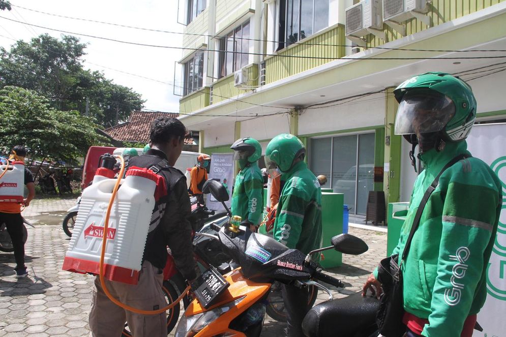 Penyemprotan disinfektan mitra pengemudi GrabBike di Bandar Lampung