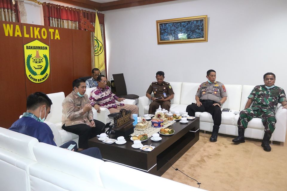 Walikota Banjarmasin saat rapat via Video Conferrence.