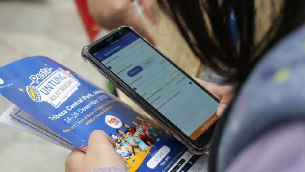 Seorang peminjam tengah mengajukan pinjaman melalui aplikasi Fintech P2P Lending UangTeman