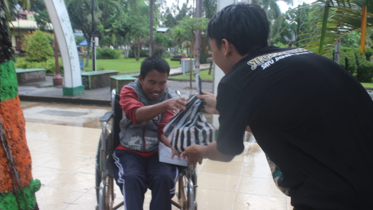 Bonek, Bagikan Sembako pada Masyarakat Miskin di Pacitan