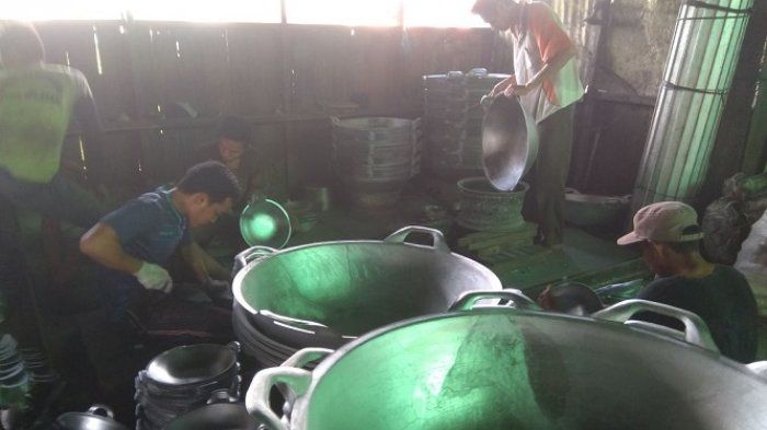 Kerajinan logam aluminum di Hulu Sungai Selatan