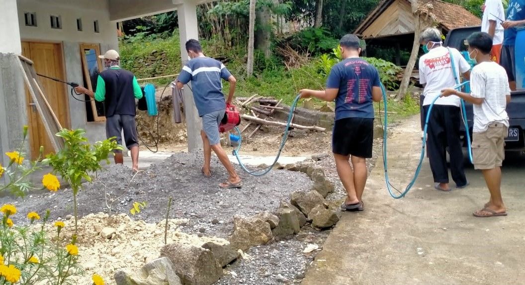 Warga RT 01 dan RT 02 Dusun Kaligawe melakukan penyemprotan di seluruh area kampung.