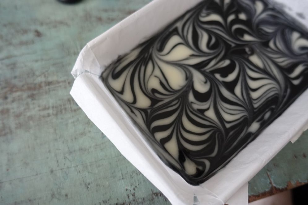 Adonan sabun yang sudah masuk ke tempat cetak, terlihat mirip kue. Sebelum digunakan, sebaiknya adonan dibiarkan selama dua minggu sampai aromanya muncul. 