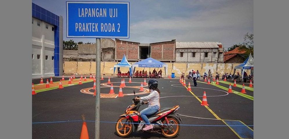 Ujian SIM yang dilakukan di Satpas Colombo Surabaya