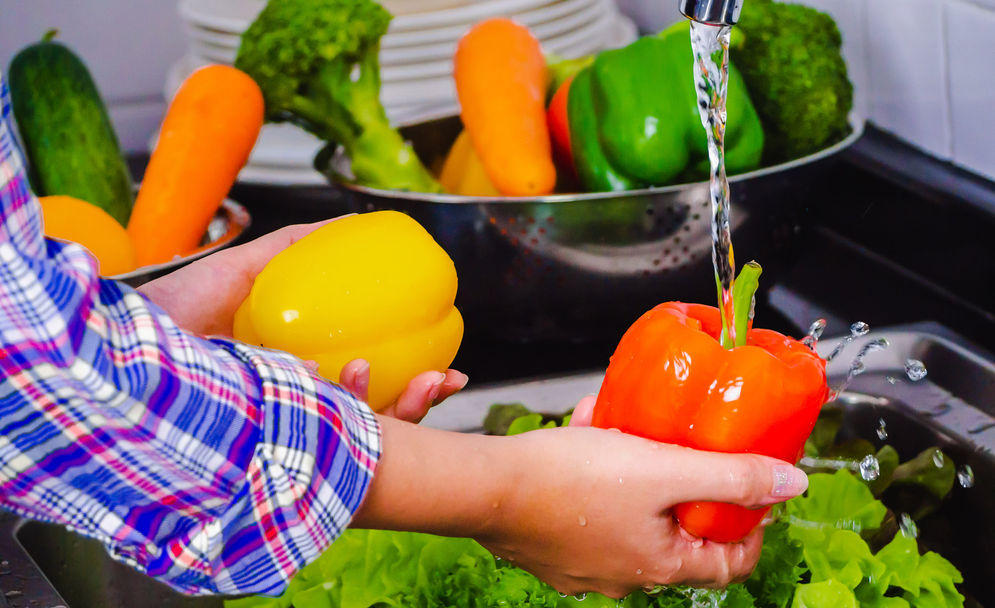 Mencuci sayur dan buah sebaiknya menggunakan air dingin yang mengalir.  Karena air dingin dipercaya mampu menghilangkan 90 hingga 99 persen kuman di sayur dan buah.