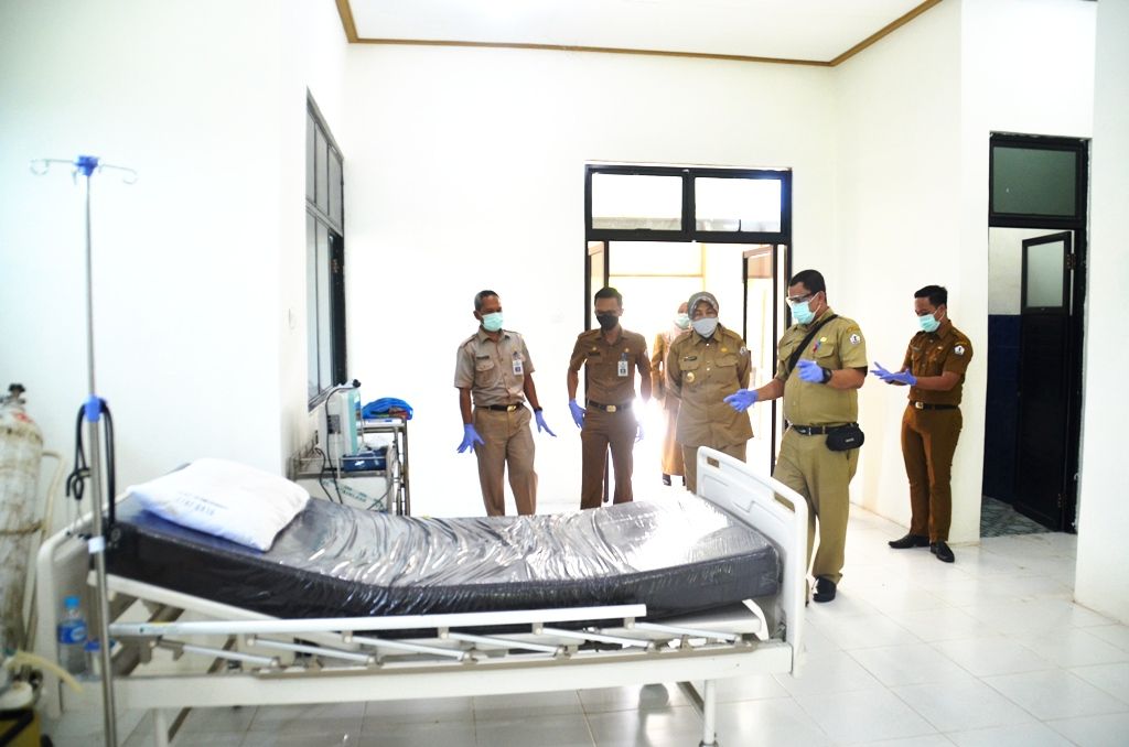Bupati Batola Noormiliyani AS meninjau ruang isolasi di RSUD Abdul Aziz Marabahan