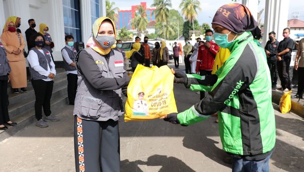 Pemprov Lampung Serahkan Bantuan APD untuk Tenaga Medis dan Ojek Online 