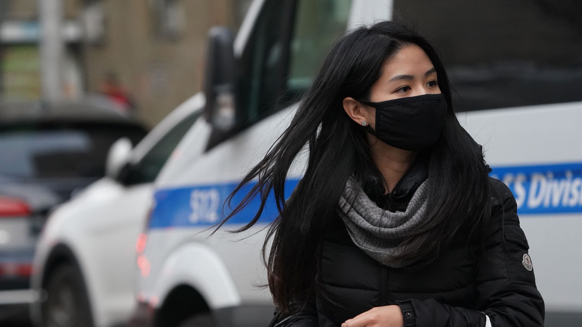 Kain apapun bisa digunakan untuk dijadikan masker. Yang penting tebal, tapi tetap bisa bernapas dengan nyaman saat menggunakannya. 