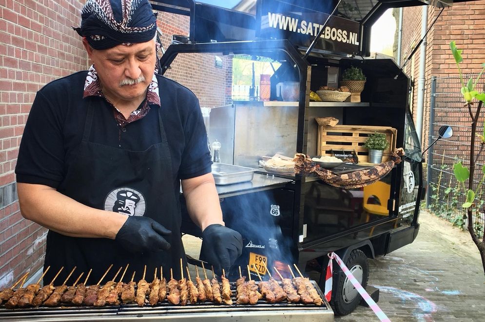 Paul Hartman, lelaki asal Belanda yang kini menjalani bisnis sate bersama anaknya, Raphael Hartman. Selain berbisnis, mereka juga memperkenalkan beberapa kuliner Indonesia seperti nasi dan mie goreng, juga gado-gado.