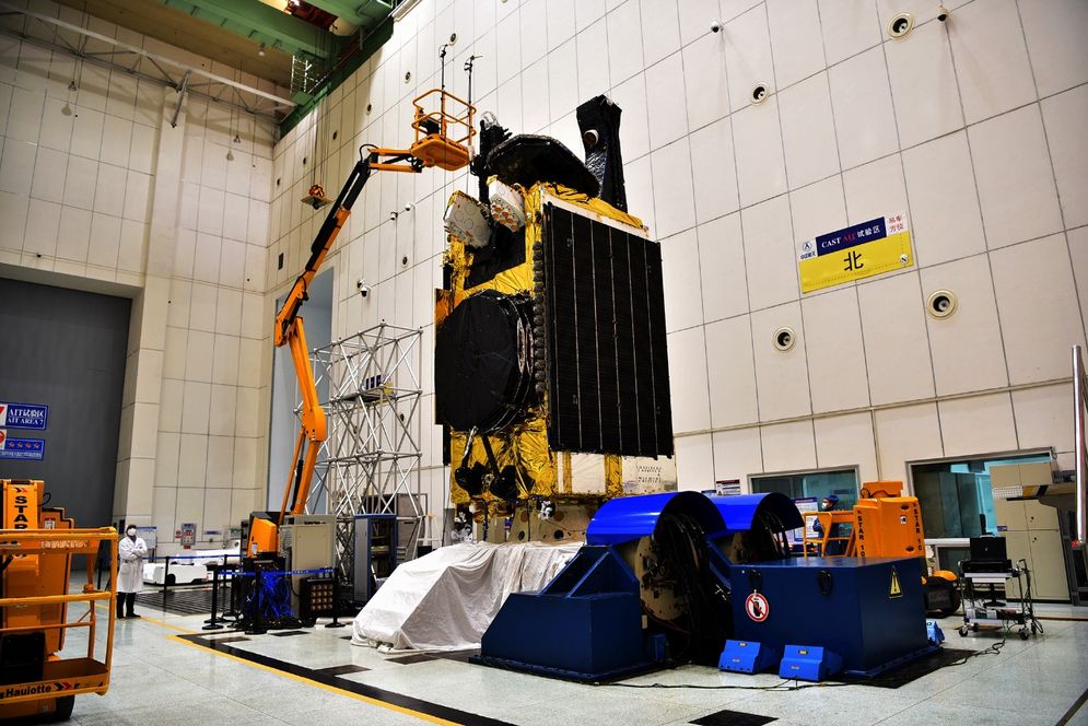 Pemeriksaan Satelit Nusantara Dua oleh tim China Great Wall Industry Corporation di China Academy of Space Technology (CAST) Facility di Beijing, Cina. 