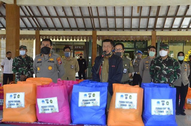 Sebanyak 850 paket sembako dibagikan kepada warga yang terdampak Covid-19.