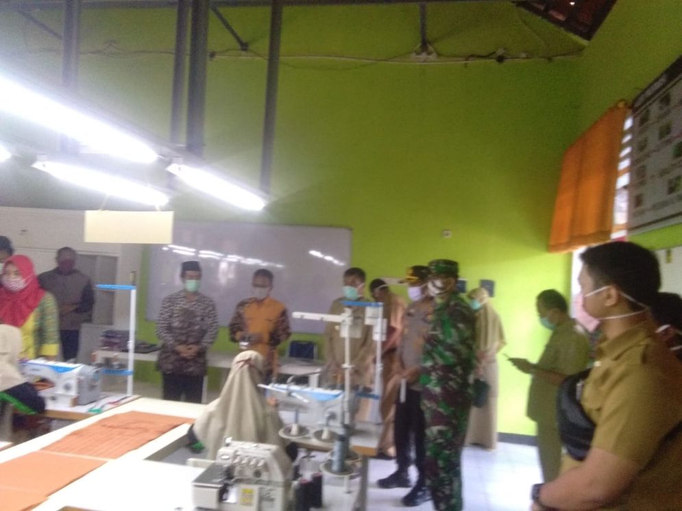Bupati Pacitan Tinjau Pembuatan Masker SMKN Donorojo