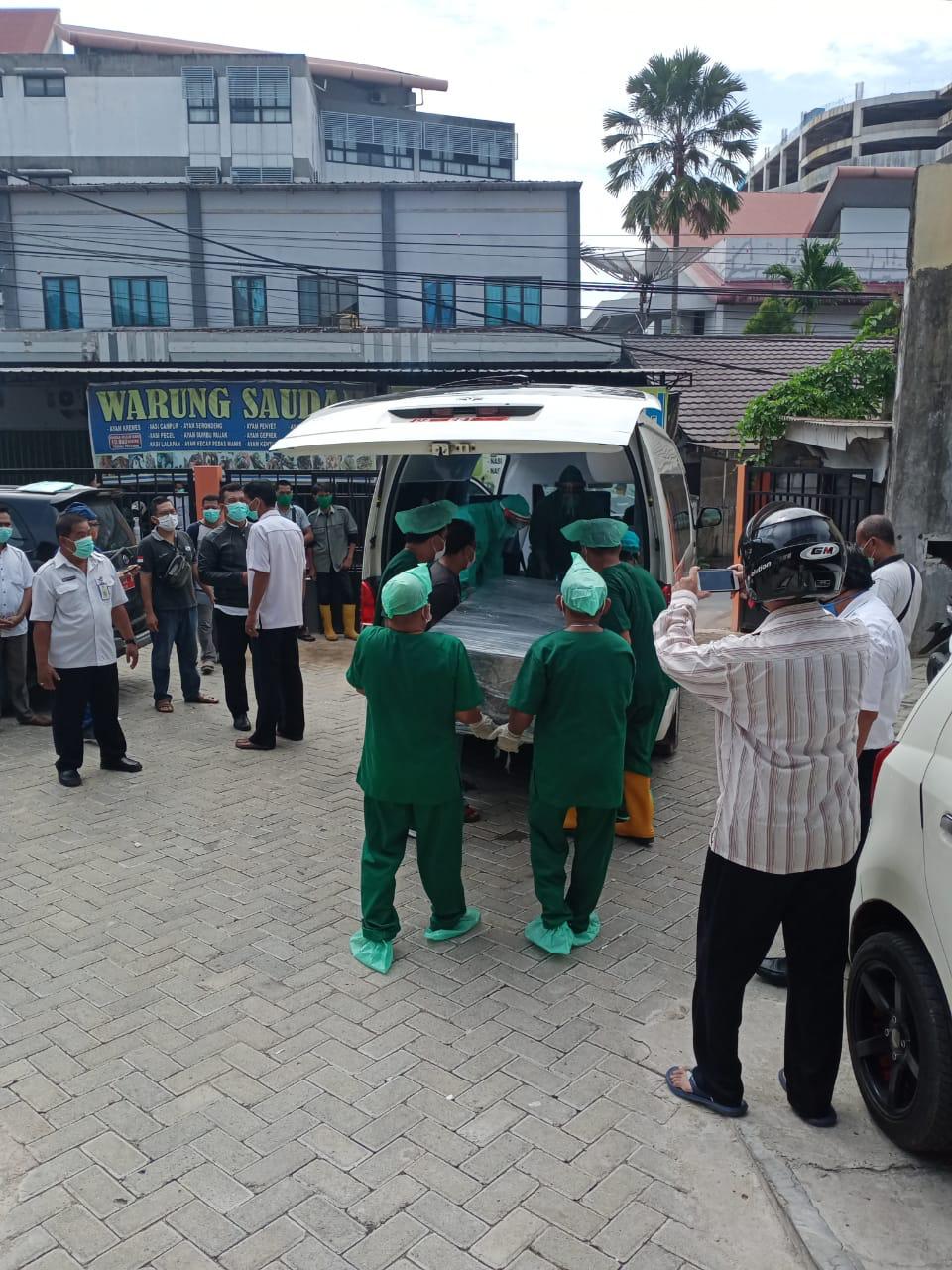 Proses salat jenazah Hasan Zain di RSUD Ulin Banjarmasin