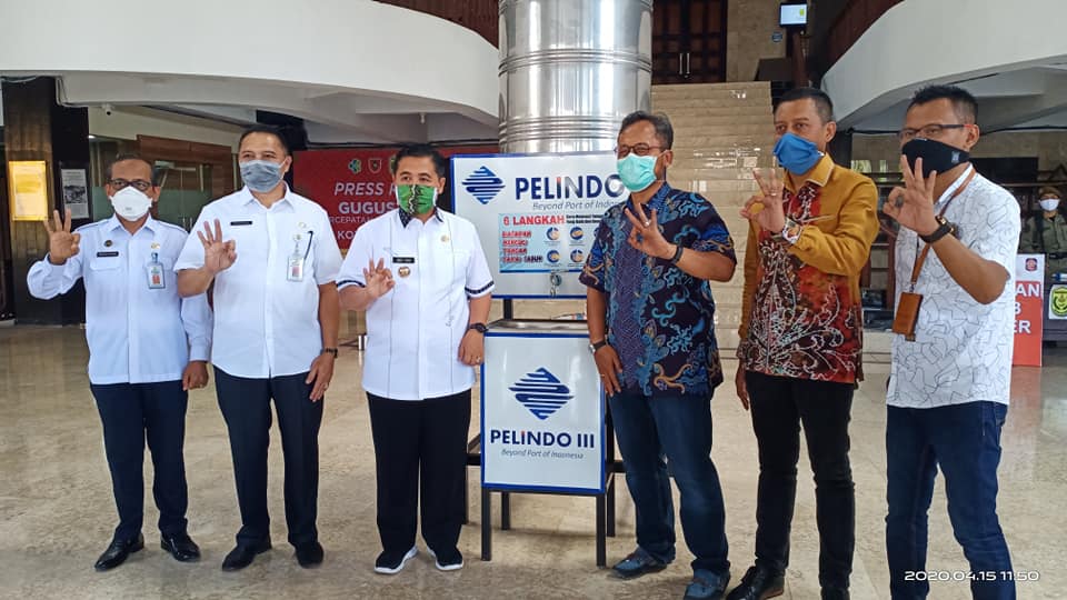 Walikota Ibnu Sina dan CEO Pelindo III saat penerimaan bantuan wastafel
