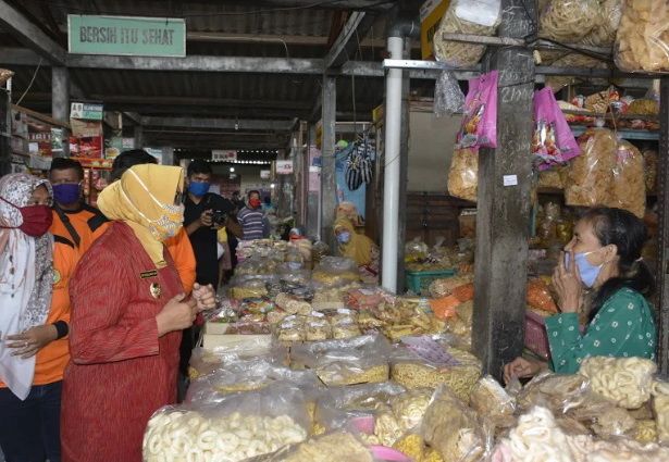 Wabup saat mensosialisasikan penggunaan masker