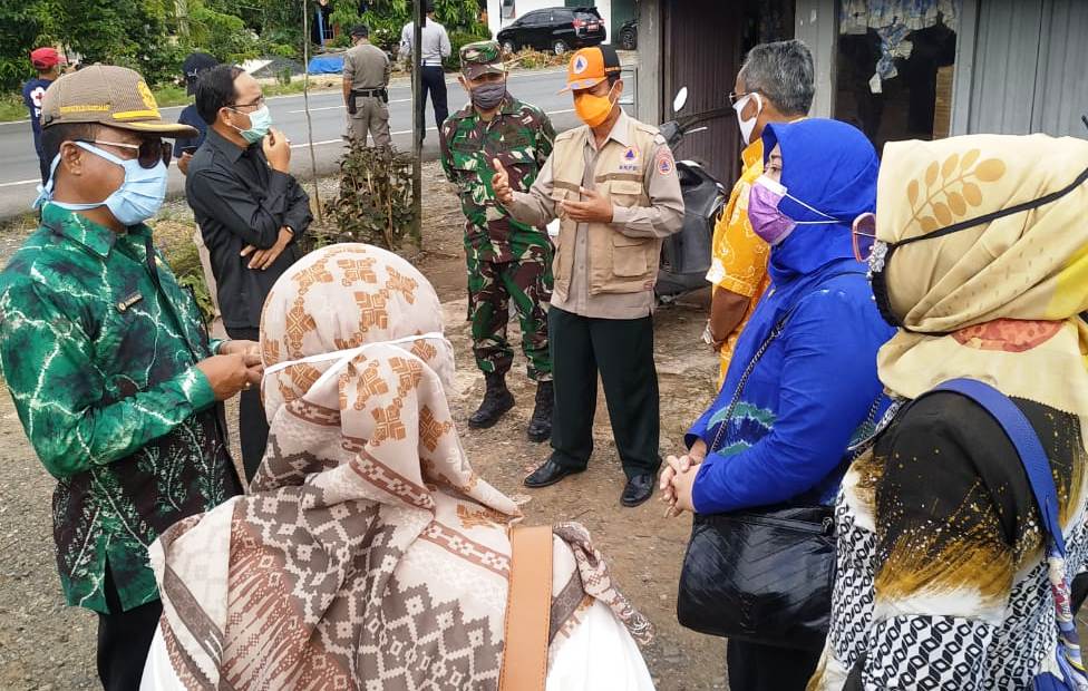 Anggota DPRD Kalsel saat berada di Posko