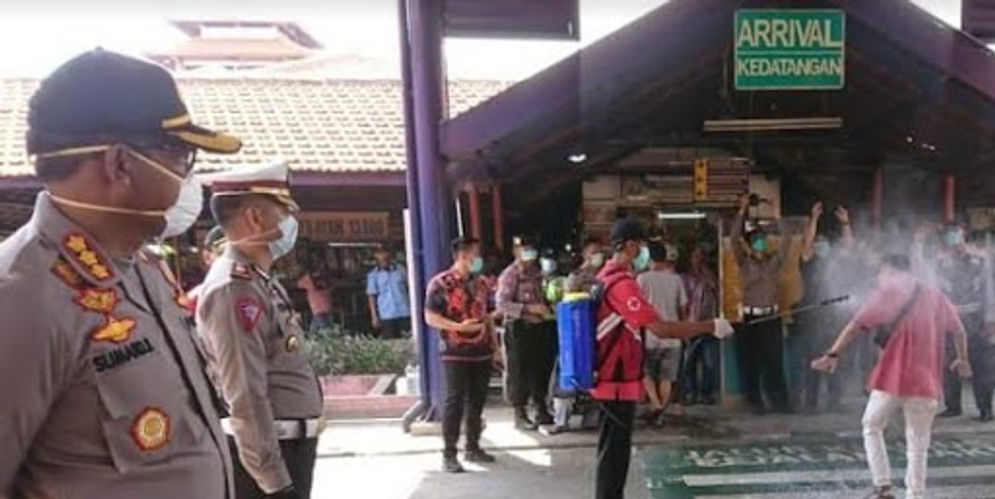 Penyemprotan disinfektan di Terminal Purabaya Surabaya