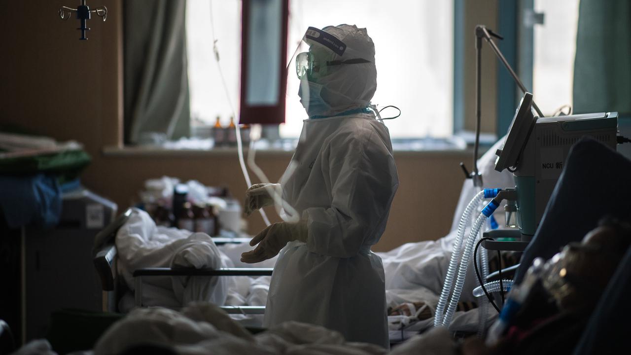Petugas medis di China